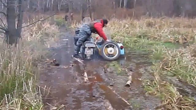 На ИЖе через болото .avi смотреть онлайн