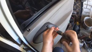 Сделал шумоизоляцию дверей и через год отвалились двери и Убираем Скрип стук дверных обшивок