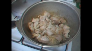 Жарю мясо свинины с карошкой в казане. Очень вкусно.