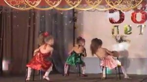 Детский танец на сцене