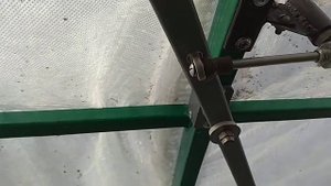 установил один термопривод на две форточки в теплицу