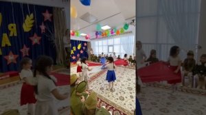 Танец с полотнами флаг России