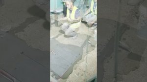 Укладка мелкой плитки по маякам.