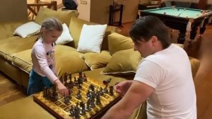 Эдгард Запашный учит 6-летнюю дочь играть в шахматы