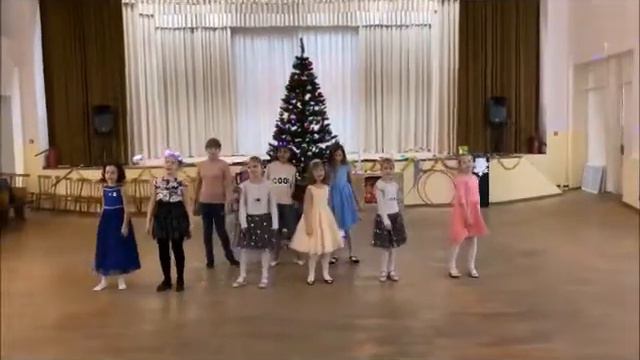 Новогоднее поздравление от вокального ансамбля "КОЛИБРИ" СДК х. Победа смотреть онлайн