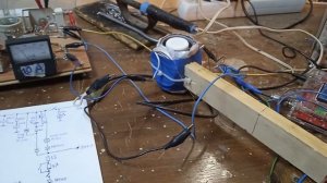 Определение резонансной частоты ЯМР датчика f=12 кГц с помощью генератора импульсов. Осцил-ка. Схем