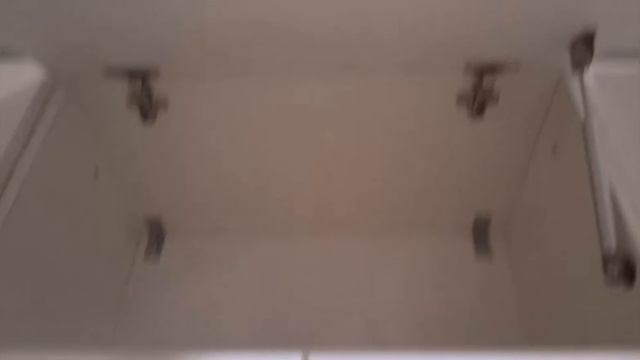 Кухня с антресолью и встроенной посудомойкой. mebeelek.ru смотреть онлайн