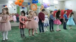 Песня "Мы маме помогаем"