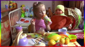 Девочка играет в куклы| Чем кормить малыша @Girl playing with dolls | What to feed your baby