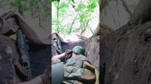 Солдаты ВСУ в окопах под обстрелом российской артиллерии