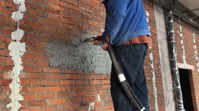 Нанесение гипсовой штукатурки машинным способом