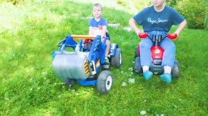 Квадрик застрял в грязи  Тёма на синем тракторе помогает Видео про трактор