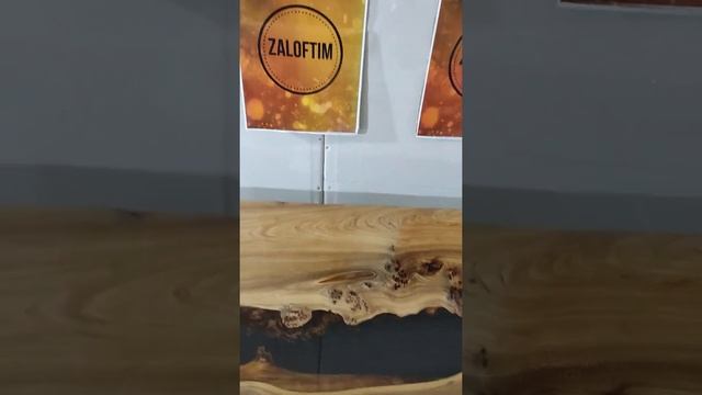 Стол река из эпоксидной смолы от компании Залофтим, ру.