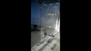 монтаж цельностеклянной двери