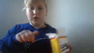 Делаю слайм из зубной пасты, жидкого мыла и соды.