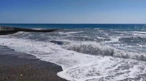 Чёрное море. Сочи. Трёхметровые волны разбивают берег.