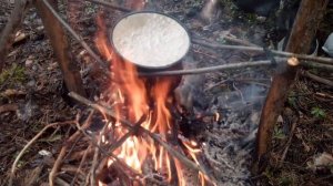 Готовим еду на костре в лесу