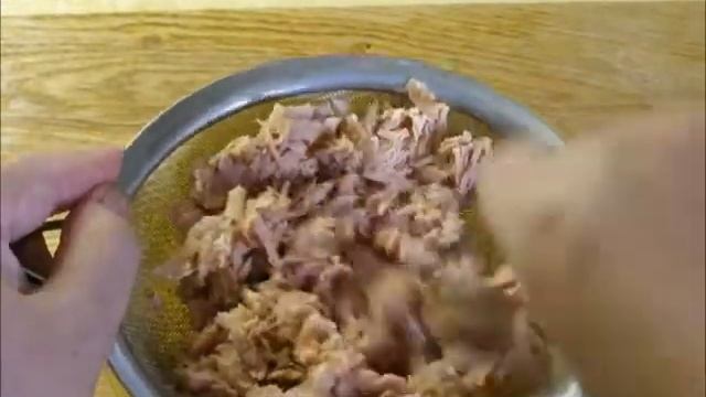 ЗАКУСОЧНЫЙ РУЛЕТ ИЗ ЛАВАША С ТУНЦОМ И ЯЙЦАМИ.