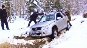 Suzuki Grand Vitara жёстко рубится на бездорожье с УАЗами и Нивами.