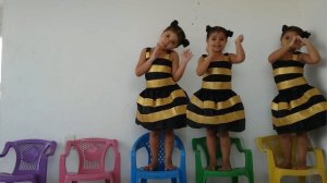 FUI CLONADA QUEEN BEE- Five little Babies Jumping on the bed song, nursery rhyme for children, baby