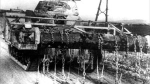 Для какой цели в годы Второй мировой войны на танки вешали тяжелые цепи.mp4