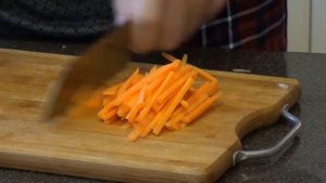 Готовим плов с курицей на индукционной плите.