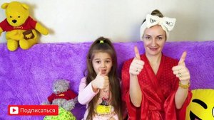 Яся играет с косметикой для детей