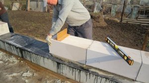 Кладка первого ряда газоблоков своими руками. |  Начало кладки газобетона