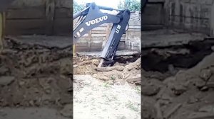 Трактор копает яму у меня во дворе!!!!