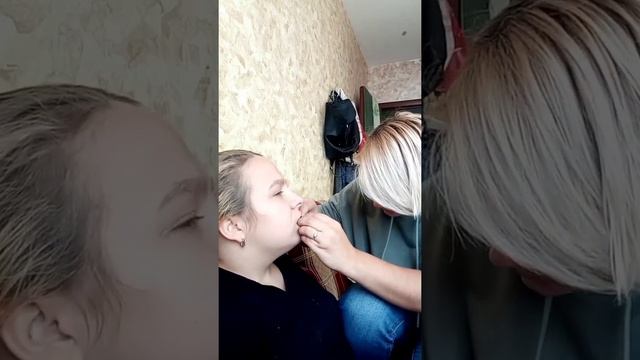 СЕСТРА МНЕ ПРОКАЛЫВАЕТ ГУБУ! смотреть онлайн