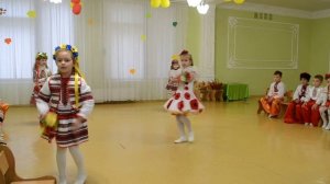 Красивый танец с веночками Праздник Осени в детском саду Старшая группа