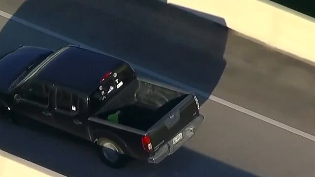 Чудеса надежности показывает пикап, возглавляющий полицейскую погоню смотреть онлайн