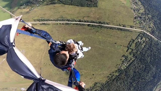 ШОК. Ребенок прыгает с парашютом. смотреть онлайн