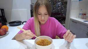 Самый НЕ острый корейский РАМЁН?! Мой первый МУКБАНГ