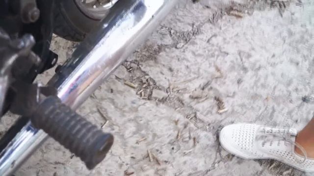 КРАСАВИЦА ЗАВОДИТ МОТОЦИКЛ / ЯВА 638 смотреть онлайн