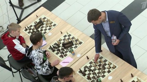 В Москве стартовал финальный день международного турнира "Шахматные звезды"