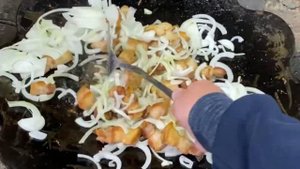 Грудинка с картошкой на сковороде Садж