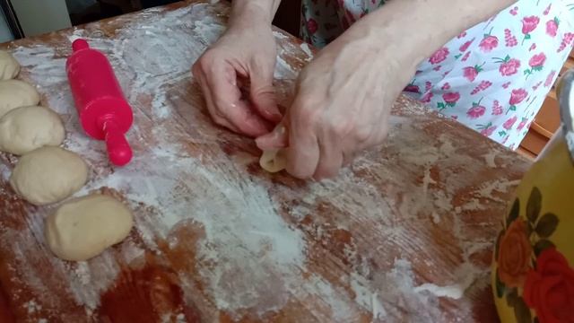 Как сделать (слепить) пирожок, своими руками, с начинкой из зеленого лука и рубленных яиц? смотреть онлайн