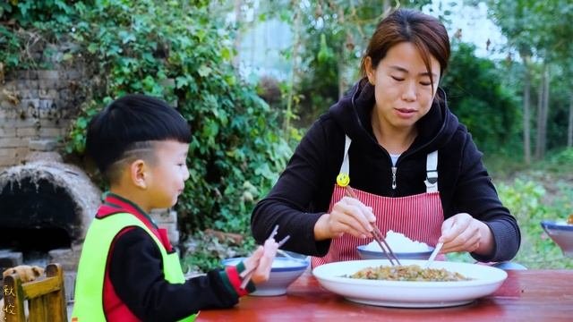 【农家的小勇】菜园摘几个辣椒，小勇做肉末酸豆角炖粉条，拌饭吃太过瘾了，得劲