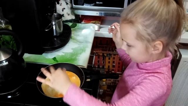 Ребёнок готовит омлет) Пошаговая инструкция) смотреть онлайн