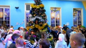 Ярко в нашем доме елочка горит