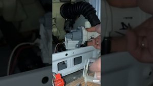 Машинка не сливает воду. Ошибка 5Е. Меняю насос-помпу у стиральной машинки.