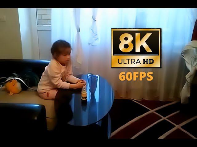 Ребёнок смотрит мультик (8K 60fps UHD)