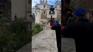 Beefeater Tour at the Tower of London pt1 #beefeaters #London #yoeman #soldiers