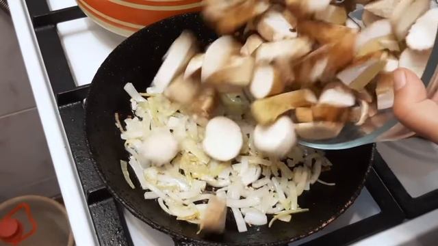 Жареные БЕЛЫЕ ГРИБЫ на сковороде с лучком и сливками – вкуснятина! смотреть онлайн