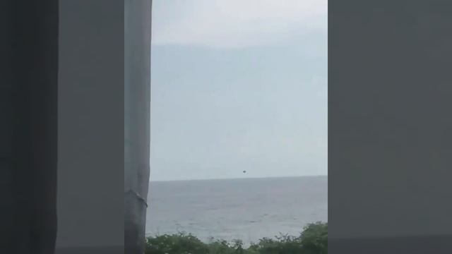 Над водой левитирует шарообразный НЛО диаметром примерно 4-5м. смотреть онлайн