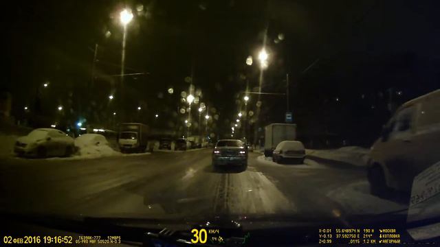 Как НЕ надо выезжать из двора, если на дороге скользко смотреть онлайн