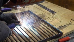 Чаша для костра из автомобильного диска и гвоздей своими руками