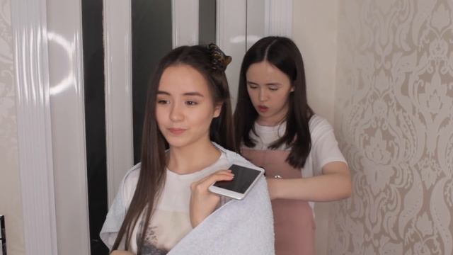 СТРИГУ МОЮ СЕСТРУ! ? Стрижка в домашних условиях... смотреть онлайн