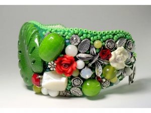 Вышитый из бисера и камней браслет. Презентация.